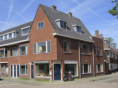 908649 Gezicht op het winkelhoekpand Ondiep 194 te Utrecht, met rechts de Walnootstraat.N.B. bouwjaar: 1930 1935: niet ...